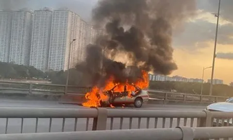 Hà Nội: Ô tô con cháy ngùn ngụt ở Vành đai 3 trên cao giữa giờ cao điểm