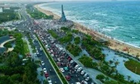 Ngày đầu nghỉ lễ: Du khách đến Phú Yên đông như trẩy hội từ sáng đến tối