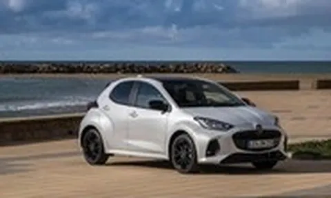 Mazda2 2026 ra mắt: Bổ sung tiện nghi, ADAS, động cơ hybrid mượn từ Toyota