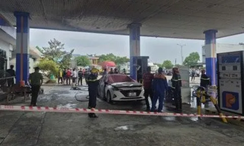 NÓNG: Cháy ô tô tại cây xăng ở Đà Nẵng, 2 người tử vong trong xe
