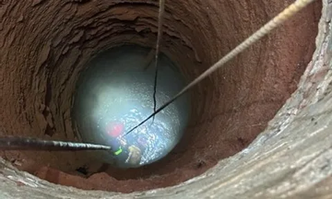 Cảnh sát cứu người đàn ông rơi xuống giếng sâu 35m ở TPHCM