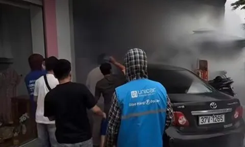 Ô tô mất lái tông vào nhà bên đường rồi bốc khói, người dân phá kính cứu tài xế