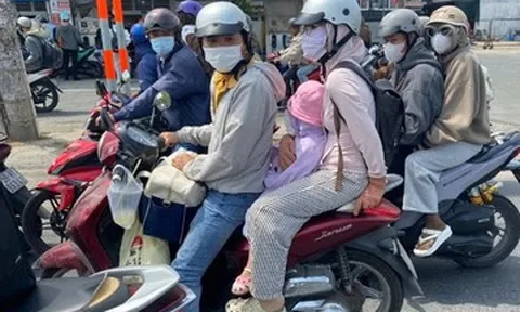 Trẻ nhỏ ngủ gục trên xe máy theo cha mẹ trở lại TPHCM sau kỳ nghỉ 30/4-1/5