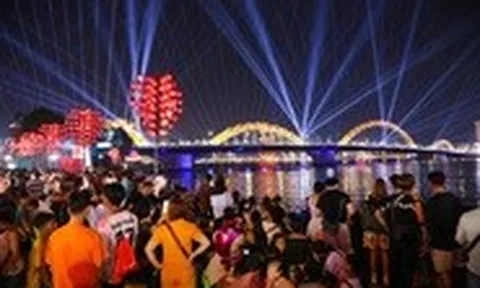 Biển người đổ về cầu Rồng Đà Nẵng xem chương trình đặc sắc nhất dịp lễ 30-4