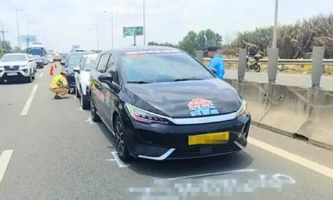 Hai vụ tai nạn liên tiếp trên cao tốc hướng về TPHCM, ùn tắc kéo dài 8km