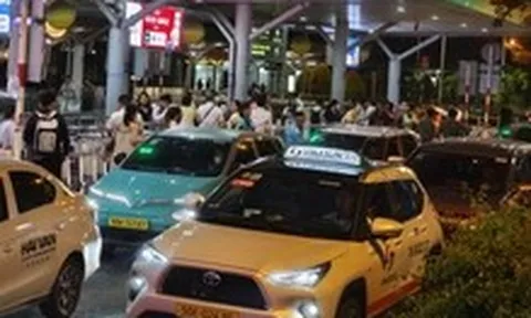 Khách quay lại TP.HCM sau lễ, taxi và xe công nghệ đón nhanh ở Tân Sơn Nhất