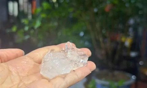 Người Hà Nội bất ngờ khi thấy mưa đá trút xuống ầm ầm