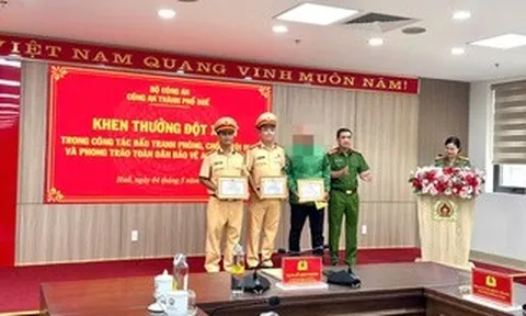 Quật ngã tên trộm ngay giữa cầu, tài xế xe ôm cùng 2 CSGT được khen thưởng