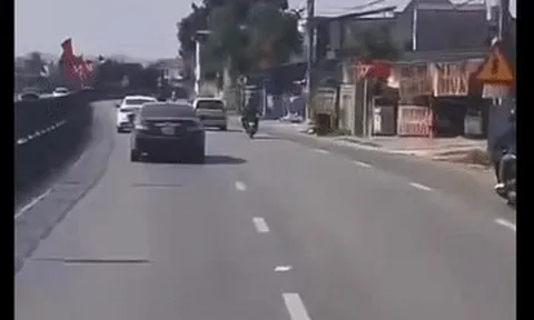 Lý do bất ngờ khiến tài xế ô tô tạt đầu, làm ngã người đi xe máy trên đường