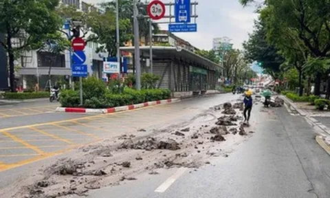 Hà Nội: Xử phạt xe ben làm rơi bùn kéo dài trên đường Láng Hạ