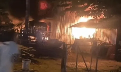 Lửa bao trùm ngôi nhà, khói đen bốc cao kèm nhiều tiếng nổ, khu vực mất điện