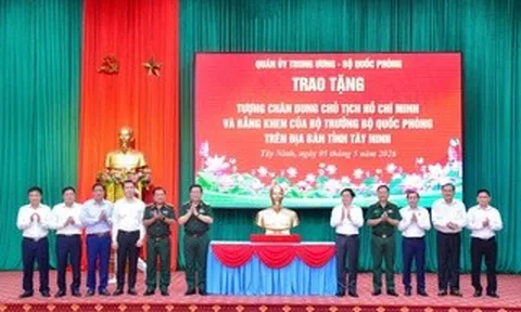 Bộ Quốc phòng tặng 100 tượng chân dung Chủ tịch Hồ Chí Minh tại Tây Ninh