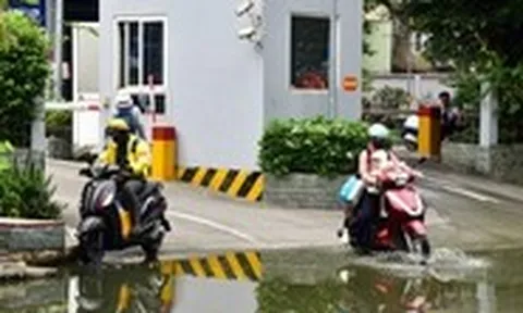 Ngập nước cả tháng trước cửa chung cư ở khu Thảo Điền, TP.HCM