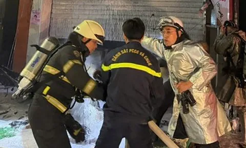Hà Nội: Cháy cửa hàng cháo trên phố Hàng Vôi, giải cứu 4 người mắc kẹt
