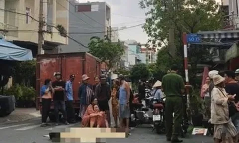Mẹ quỵ ngã bên thi thể con trai 15 tuổi sau tai nạn với xe tải ở TPHCM