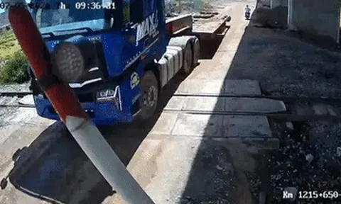 Clip xe đầu kéo cố tình tông gãy cần chắn, vượt qua đường sắt