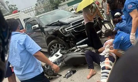 Tai nạn khiến xe máy 'đóng đinh' vào ô tô, thiếu niên bị thương