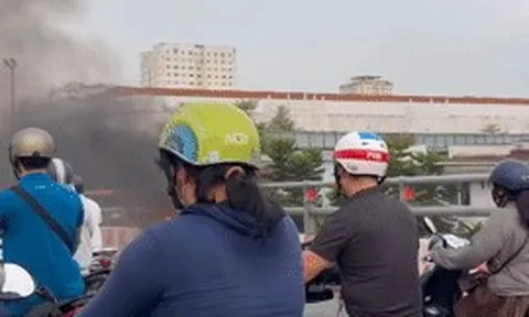 Xe máy cháy ngùn ngụt trên cầu Bình Lợi đúng giờ tan tầm