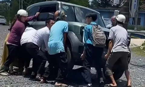 Khoảnh khắc người dân hợp sức nâng ô tô, cứu nữ sinh mắc kẹt dưới gầm