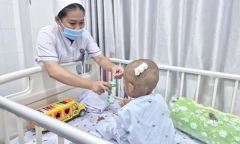 Bé trai 2 tuổi bị mẹ và cha dượng bạo hành sẽ được cấp giấy khai sinh trước 11/5