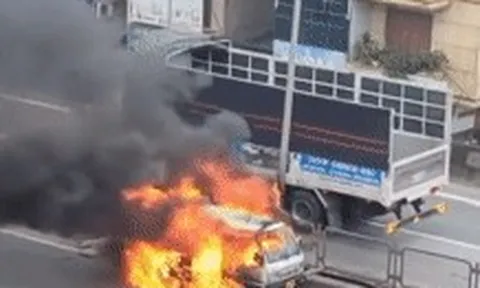 Ô tô cháy ngùn ngụt ở đường Vành đai 3 trên cao Hà Nội, nhiều người hoảng hốt