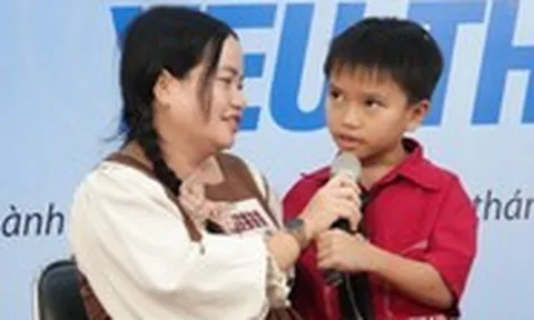 Khán phòng rớt nước mắt khi mẹ lên sân khấu thi kể chuyện cùng con