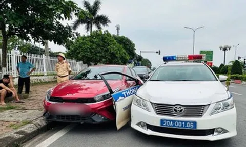 Bị phát hiện chạy quá tốc độ, tài xế liều lĩnh tông xe CSGT rồi bỏ chạy