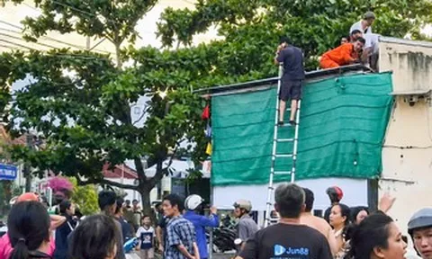 Trèo lên mái tôn nhặt bóng, nam sinh lớp 6 bị điện giật tử vong