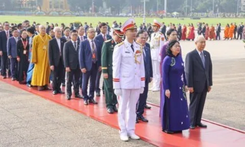 Đại biểu tham dự Đại hội đại biểu toàn quốc MTTQ Việt Nam vào Lăng viếng Chủ tịch Hồ Chí Minh