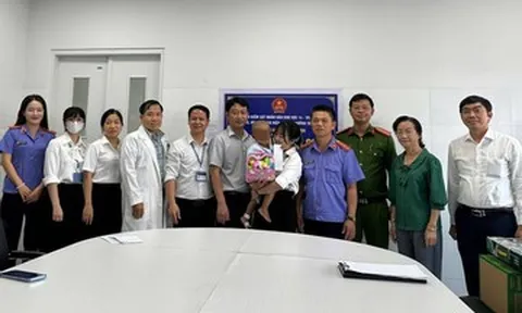 Trao giấy khai sinh cho bé trai 2 tuổi bị mẹ và cha dượng bạo hành ở TPHCM