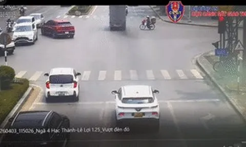 CSGT làm rõ tranh cãi 'báo lỗi sai' với ô tô quay đầu tại vạch đi bộ sang đường