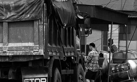 Xe máy điện va chạm ô tô tải, bà cụ 86 tuổi và con tử vong