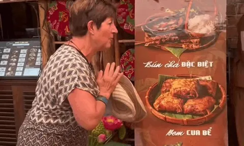 Du khách Pháp 'lạy' chủ quán Hà Nội vì bún chả quá ngon