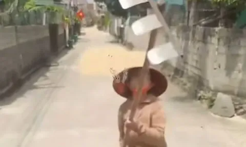 Phơi lúa lấn chiếm lòng đường, người phụ nữ dùng cào tấn công tài xế