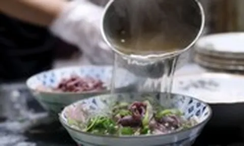 Tuổi Trẻ làm được Ngày của phở ở châu Á mà chúng tôi không làm được một tuần lễ phở ở châu Âu?