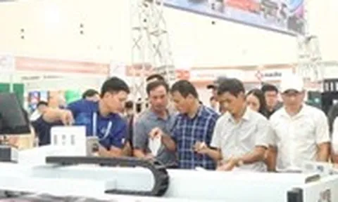 Từ giấy, bao bì đến quảng cáo: Kích hoạt những cú bắt tay tỉ USD
