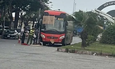 Tài xế tử vong trên xe khách đỗ bên đường ở Hà Nội