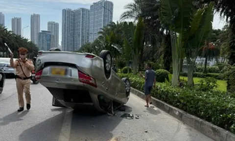 Ô tô lật ngửa giữa đường ở Hà Nội