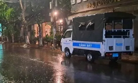Người đàn ông cầm dao cố thủ gần 2 ngày trong quán cà phê, đòi tự sát