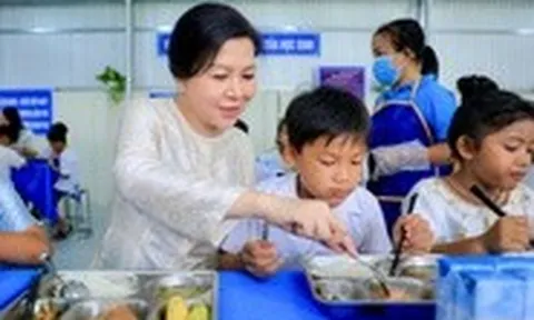 'Bữa ăn dinh dưỡng học đường' vun đắp đường đến trường cho học sinh vùng khó