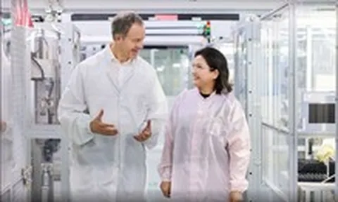 Nữ tỉ phú Trung Quốc ngồi cạnh Elon Musk và Tim Cook từng là công nhân lương 1 USD/ngày