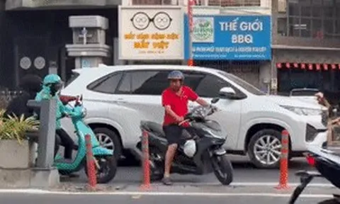 Thót tim cảnh người dân 'vượt rào' tại làn giao thông đảo chiều đường Cộng Hòa
