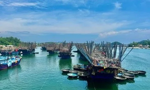 Tàu cá hỏng máy giữa biển, 14 ngư dân chờ ứng cứu