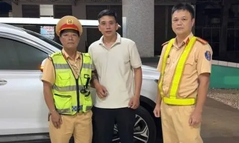 CLIP: Bé 8 ngày tuổi được CSGT hỗ trợ cấp cứu kịp thời