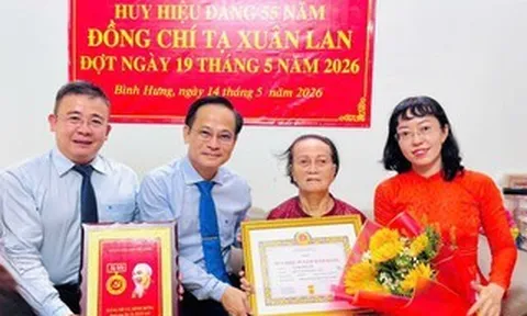 TPHCM: 31 đảng viên xã Bình Hưng nhận Huy hiệu Đảng