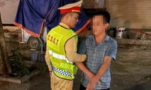 Công an Hà Nội bắt người đàn ông làm chuyện mờ ám trên đường Dương Nội giữa đêm