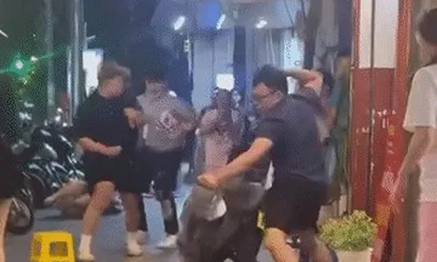 Công an xác minh vụ 2 nhóm thanh niên ẩu đả, cô gái gục trên vỉa hè ở Hà Nội