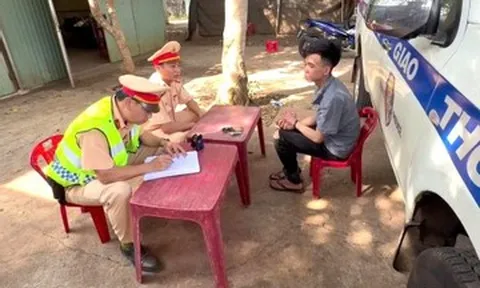 CSGT Đắk Lắk bắt nóng nghi phạm cướp vàng đang chạy trốn trên xe khách