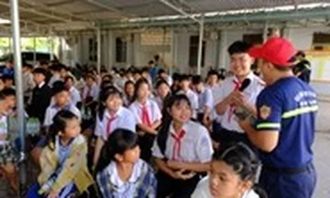 Hào hứng học chống đuối nước, xử lý tình huống thiên tai tại Tiếp sức nhà nông Tây Ninh