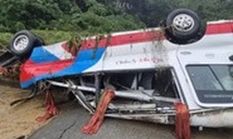 Hình ảnh mưa lũ cuốn trôi xe khách, tàn phá đường ở Cao Bằng